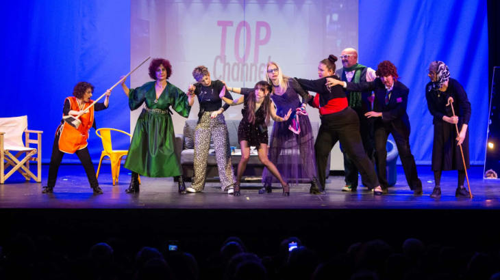 oikogeneiakes-ysteries-theatro